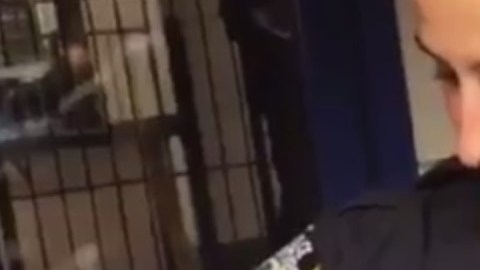 Ana Martínez agarra en brazos a la pequeña que nació en una estación de tren de Brooklyn.