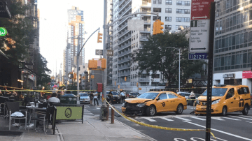 Así quedaron los taxis y la zona de los hechos tras el accidente.