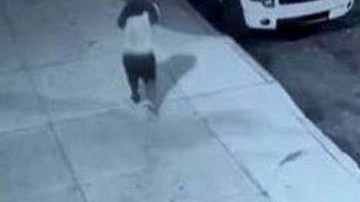 El grupo se robó pertenencias de la mujer tras el ataque.