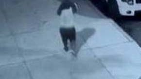 El grupo se robó pertenencias de la mujer tras el ataque.