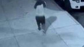 El grupo se robó pertenencias de la mujer tras el ataque.