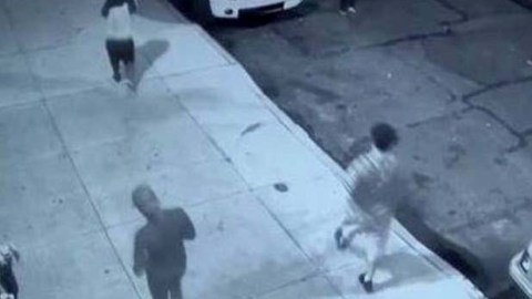 El grupo se robó pertenencias de la mujer tras el ataque.