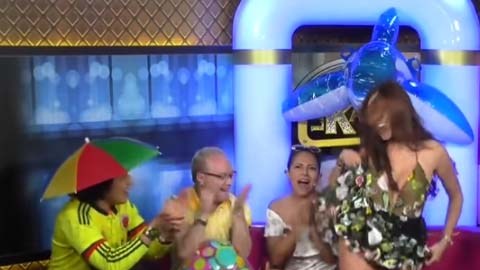 La conductora se puso a bailar mientras se subía la falda.