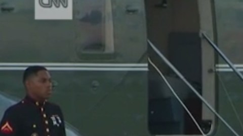 El presidente camino al Marine One.