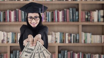 Un cierto tipo de seguro de vida ofrece una alternativa de ahorro para pagar la Universidad./Shutterstock