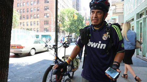 Repartidor de comidas por 12 años, Luis Gomez. Concejal Margaret Chin y la Defensora del Pueblo Letitia James anuncian la resolucion para protejer a los repartidores de comida en caso de asalto.