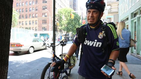 Repartidor de comidas por 12 años, Luis Gomez. Concejal Margaret Chin y la Defensora del Pueblo Letitia James anuncian la resolucion para protejer a los repartidores de comida en caso de asalto.
