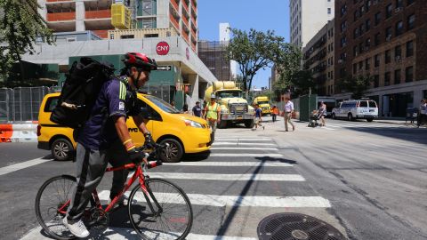 Repartidor de comidas por 12 años, Luis Gomez. Concejal Margaret Chin y la Defensora del Pueblo Letitia James anuncian la resolucion para protejer a los repartidores de comida en caso de asalto.