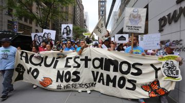 Inmigrantes marchan contra JP Morgan Chase por financiar los centro de detencion y los zapatos simbolizan los indocumentados detenidos.