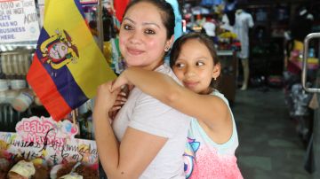 Liliana Calle con su hija, Maria Merchan. Comunidad Ecuatoriana sigue creciendo en el area de Corona y Jackson Heights, Queens.