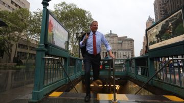 Alcalde Bill de Blasio llega en el metro a la conferencia de prensa donde anuncio el plan del aumento del impuesto a los millonarios para resolver los problemas del metro.