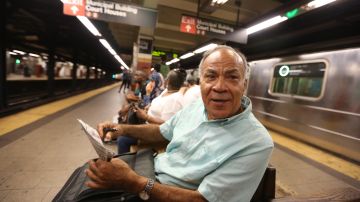 Usuario del metro Eduardo Martinez reacciona ante la propuesta del Alcalde Bill de Blasio de aumentar el impuesto a los millonarios de la Gran Manzana.