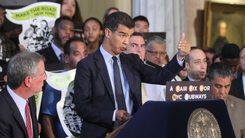 Concejal Ydanis Rodriguez y Alcalde Bill de Blasio durante anuncio del plan del aumento del impuesto a los millonarios para resolver los problemas del metro.