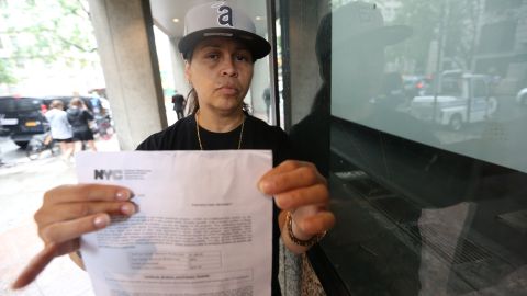 Ruby Carrasquillo, 53, lleva 7 meses buscando un lugar donde vivir con los vouchers de la ciudad.