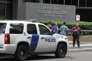 Hispano ex militar entró a sede del FBI en Nueva York para decir que tenía un explosivo en auto estacionado frente a Starbucks