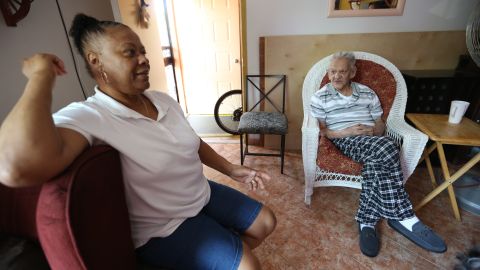 Roberto Reyes Jr. manager de Latino Outreach CaringKing con su mama, Ana Maria Reyes y el abuelo Miguel Muñoz que sufre Alzheimer's y demencia a la edad de 89 años en el Bronx.