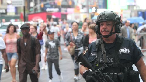 Seguridad en policias del NYPD patrullan Times Square luego de los ataques terroristas en Barcelona.