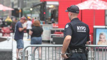 Seguridad en policias del NYPD patrullan Times Square luego de los ataques terroristas en Barcelona.