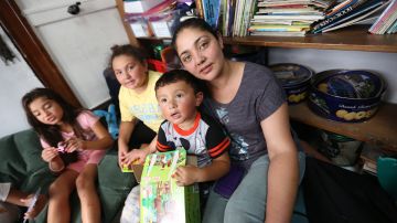 Guatemalteca Amanda Morales Guerra, 33, con sus hijos, Dulce Caravajal, 10, Daniela, 7 y David de 2 y medio, estan en la Iglesia Holyrood de Washington Heights. Amanda se enfrenta a deportacion pero sus hijos son ciudadanos americanos.