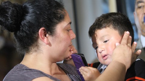 Guatemalteca Amanda Morales Guerra, 33, con sus hijos, Dulce Caravajal, 10, Daniela, 7 y David de 2 y medio, estan en la Iglesia Holyrood de Washington Heights. Amanda se enfrenta a deportacion pero sus hijos son ciudadanos americanos.