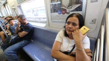 Vicky Vasquez en el metro.Usuarios hablan sobre los nuevos ataques de odio racial en el metro de Nueva York y la mas presencia policial.