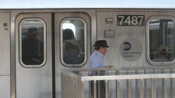 Usuarios hablan sobre los nuevos ataques de odio racial en el metro de Nueva York y la mas presencia policial.