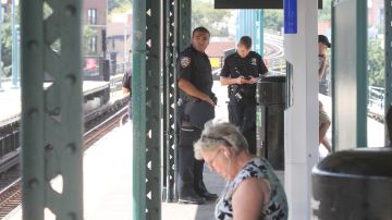 Usuarios hablan sobre los nuevos ataques de odio racial en el metro de Nueva York y la mas presencia policial.