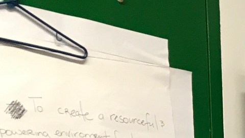 Guillerma Martínez (izq.) explica a Dominga Ortíz los efectos de un ataque de asma.