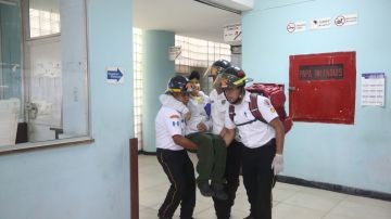 Bomberos evacúan heridos tras ataque armado al Hospital Roosevelt de Guatemala hoy miércoles 16 de agosto de 2017. EFE/Esteban Biba
