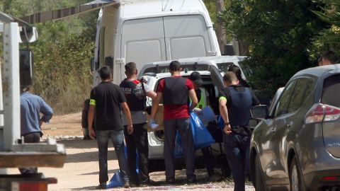 Los Mossos d'Esquadra se llevan bolsas con evidencias de la casa donde se produjo la explosión el miércoles en Alcanar (Tarragona) y que quedó derruida tras la deflagración. EFE/Jaume Sellart