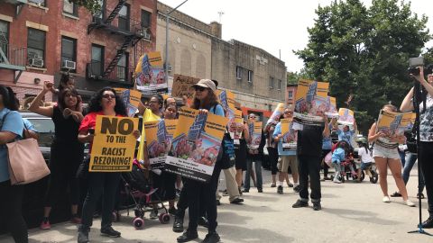 Cientos de personas se reunieron en East Harlem para protestar contra el plan de rezonificación del Alcalde.