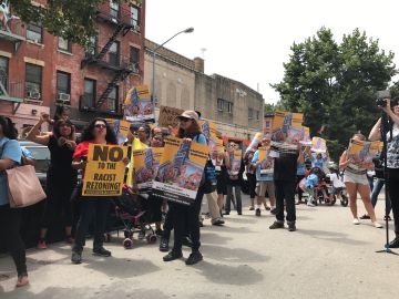 Cientos de personas se reunieron en East Harlem para protestar contra el plan de rezonificación del Alcalde.
