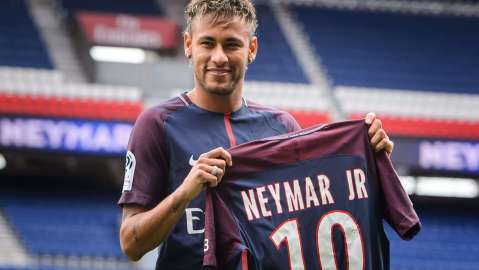 Neymar en su presentación con el PSG.