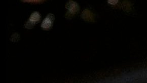 El gobernador Andrew Cuomo frente a una imagen de fondo de las nuevas instalaciones durante la ceremonia de inauguración de las nuevas instalaciones de Delta Airlines.