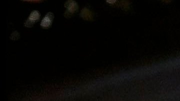 El gobernador Andrew Cuomo frente a una imagen de fondo de las nuevas instalaciones durante la ceremonia de inauguración de las nuevas instalaciones de Delta Airlines.