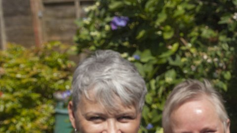 Jillian Stewart con sus dos madres, Susan y Gerrie Douglas-Scott.