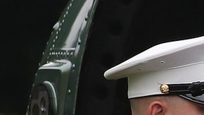 El presidente Trump colocó a militares en posiciones que habían sido ocupadas por civiles.