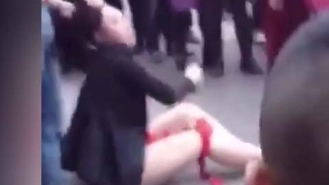 La escena fue grabada en una calle de China.