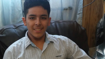 Alexandro Herrera educa a otros sobre el síndrome de Tourette que él padece desde los 11 años.