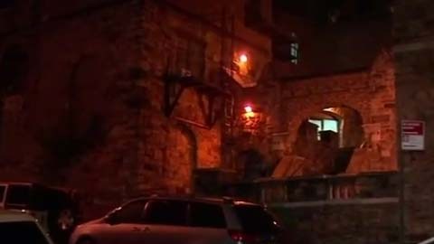 La Policía acudió a un edificio en la avenida Anderson.