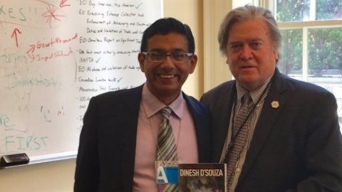 Bannon con el libro de D'Souza en la mano.