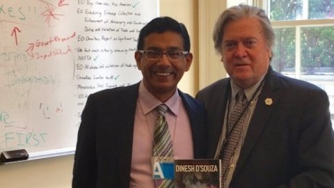 Bannon con el libro de D'Souza en la mano.