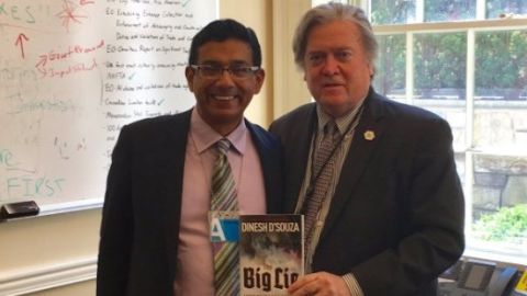 Bannon con el libro de D'Souza en la mano.