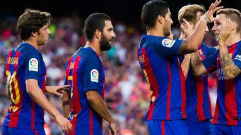 Hacía tiempo que los blaugranas no lograban una diferencia tan grande con respecto a los blancos. Sergi Roberto, Arda Turan, Luis Suarez, Ivan Rakitic, Lionel Messi, Sergio Busquets y Andres Iniesta felicitan al francés Lucas Digne, durante un juego del FC Barcelona. Alex Caparros/Getty Images