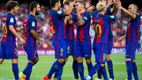 Hacía tiempo que los blaugranas no lograban una diferencia tan grande con respecto a los blancos. Sergi Roberto, Arda Turan, Luis Suarez, Ivan Rakitic, Lionel Messi, Sergio Busquets y Andres Iniesta felicitan al francés Lucas Digne, durante un juego del FC Barcelona. Alex Caparros/Getty Images