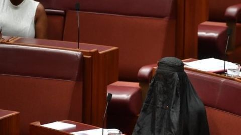 Pauline Hanson ocupó su puesto habitual en el Senado.