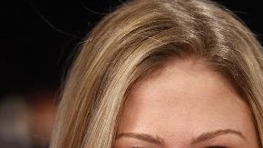 Chelsea Clinton defendió por segunda ocasión al hijo de Melania Trump.