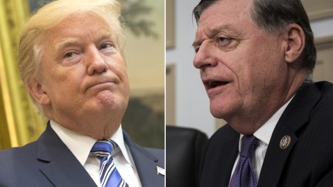 El presidente Donald Trump y el representante Tom Cole.