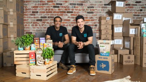 Alejandro Velez y Nikhil Arora, cofundadores de Back To The Roots con algunos de sus productos./Jay Mantri (Cortesía)