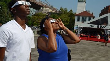La zona debajo del Puente de Brooklyn fue una de las preferidas para ver el eclipse.
